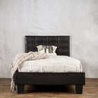 Letto a piattaforma in similpelle marrone, stile moderno a basso profilo, adatto a 1–2 persone